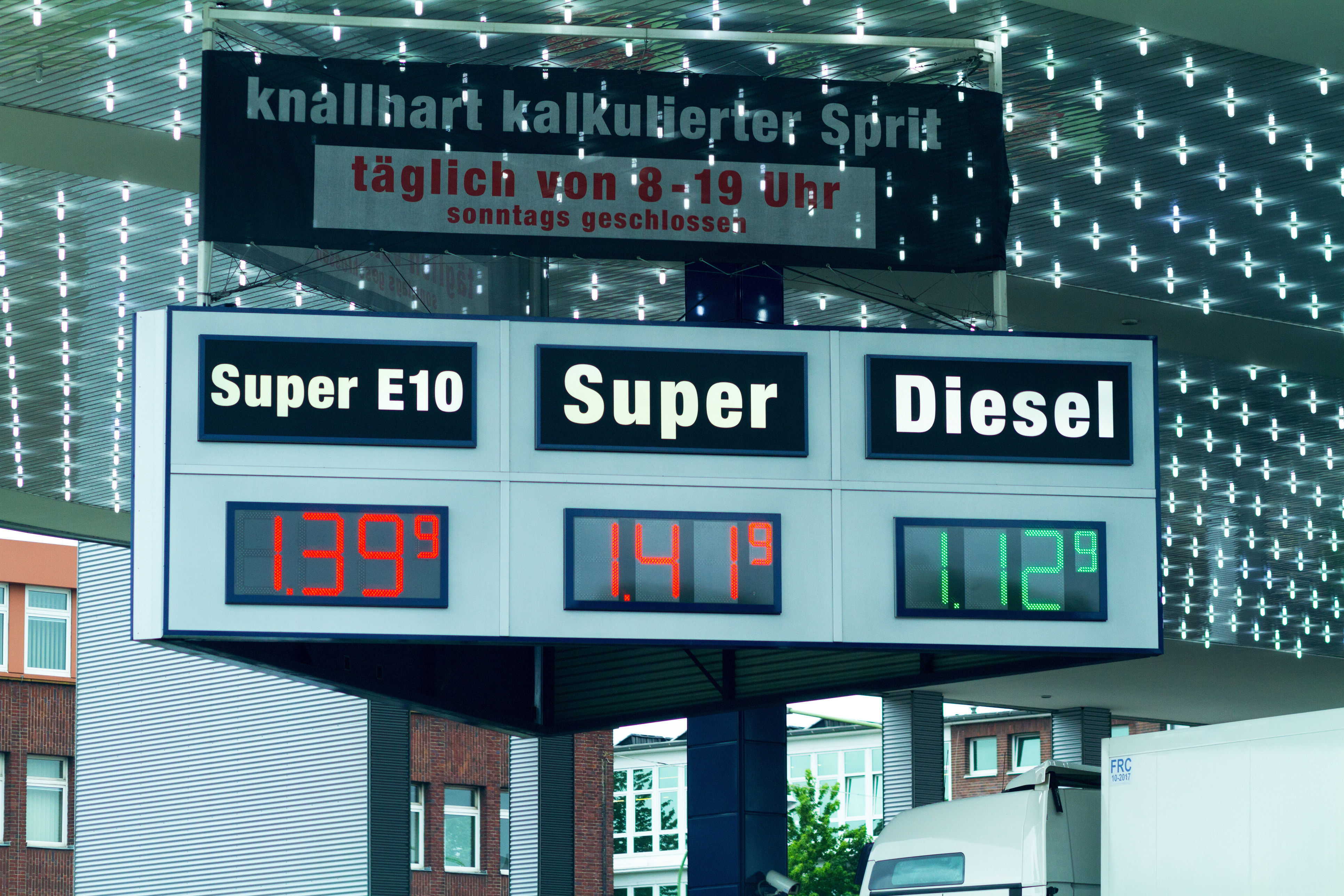 Weil Diesel-Kraftstoff steuerlich begünstigt wird, ist er billiger als Benzin.