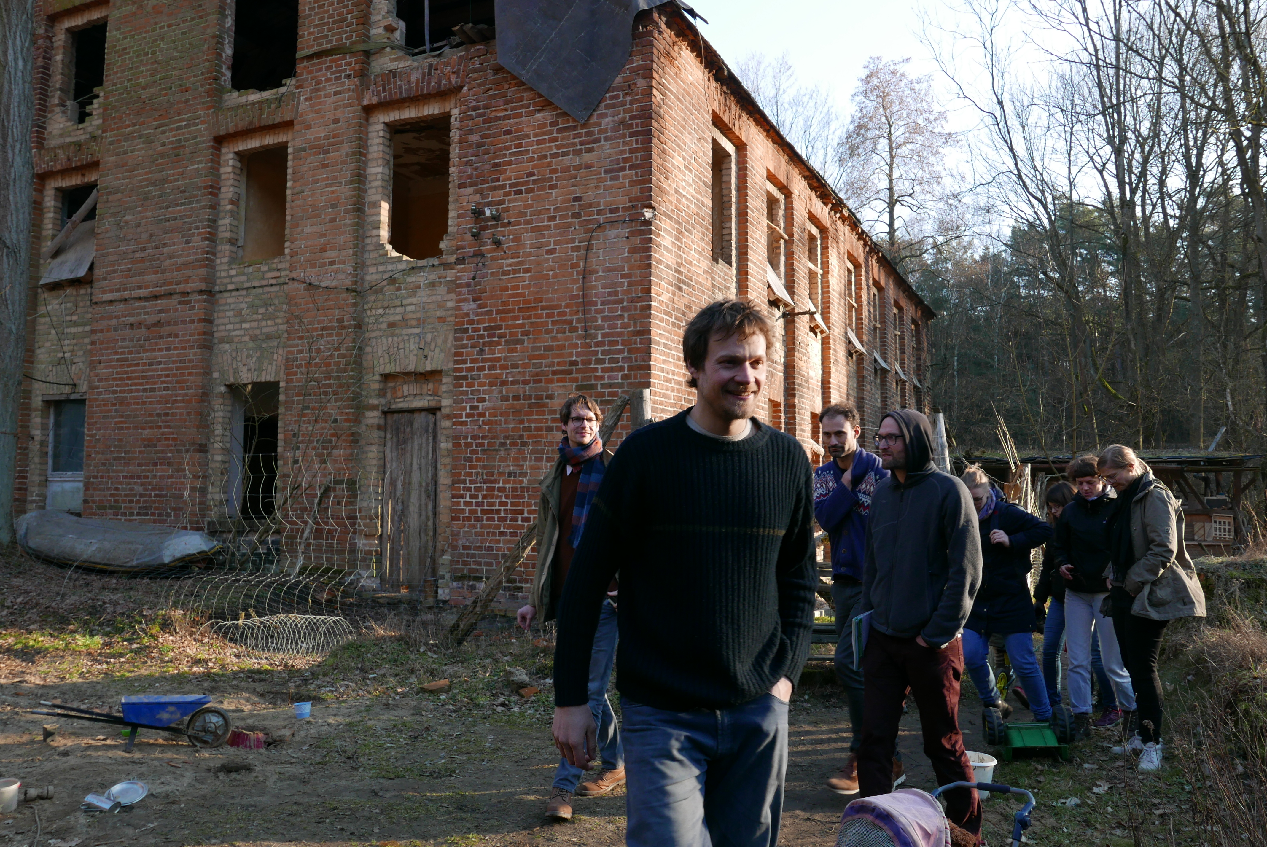 Die Spinnerei e.V. ist in der Lausitz tätig und macht Angebote zu Naturbildung und Kultur. Das Team berichtet von regelmäßigen verbalen und in jüngster Zeit auch körperlichen Angriffen. 
