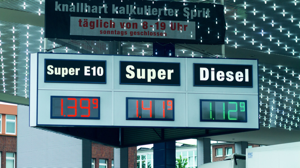Weil Diesel-Kraftstoff steuerlich begünstigt wird, ist er billiger als Benzin.