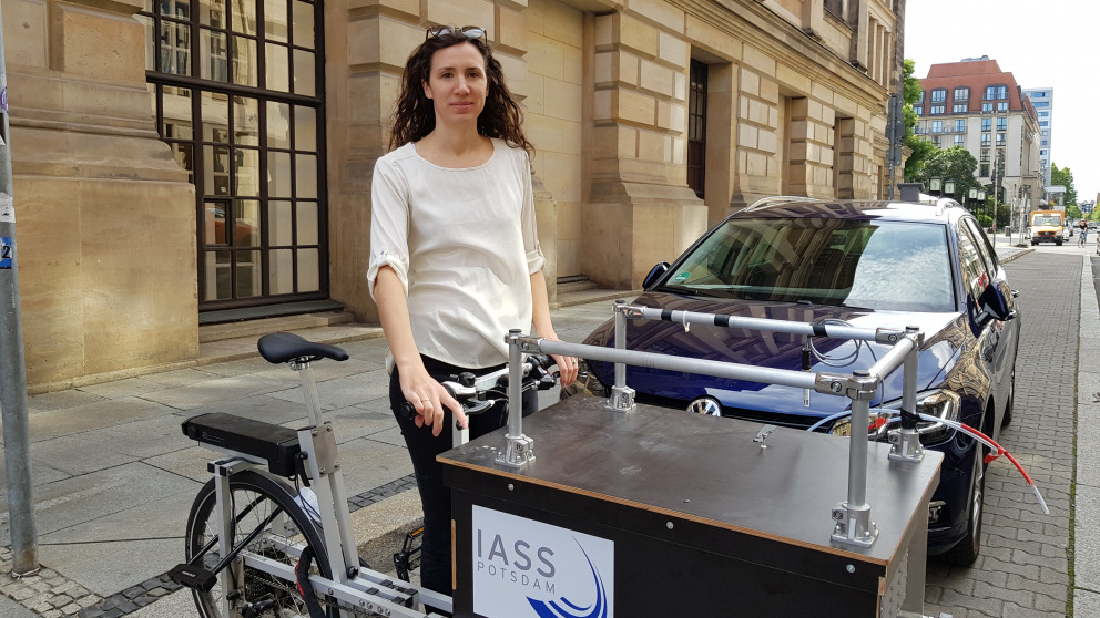 IASS-Forscherin Erika von Schneidemesser misst mit dem „Luftrad“ die Schadstoffbelastung an der Charlottenstraße. Für die Messungen wird das Lastenrad an unterschiedlichen Orten geparkt.