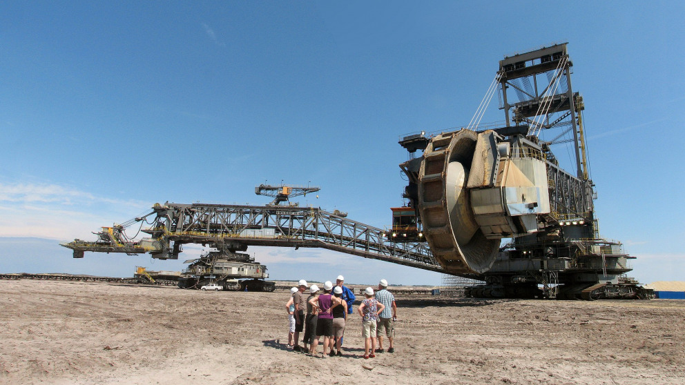 Ein umstrittenes Erbe: Besucherinnen und Besucher informieren sich im Tagebau Welzow-Süd über die lange Geschichte des Braunkohletagebaus.