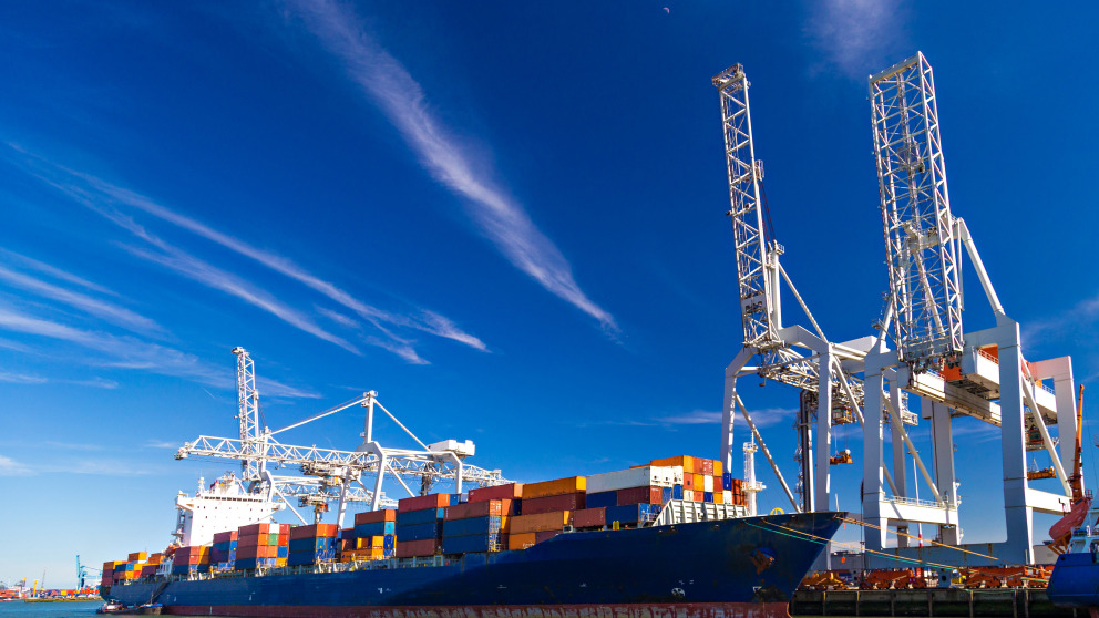 Containerschiff im Hafen von Rotterdam: Die EU will das Management von Aktivitäten in ihren Meeren und Küstengebieten verbessern.