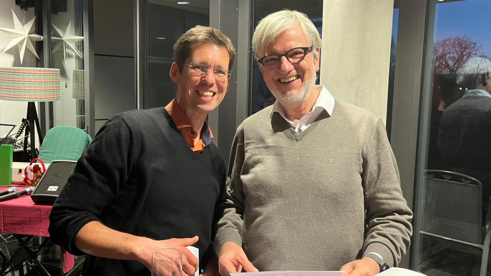 Mark Lawrence (left) not only gave a farewell speech for Ortwin Renn, he also prepared a song: his own version of Billy Joel's “Piano Man”, which he sang and accompanied on the guitar and harmonica.