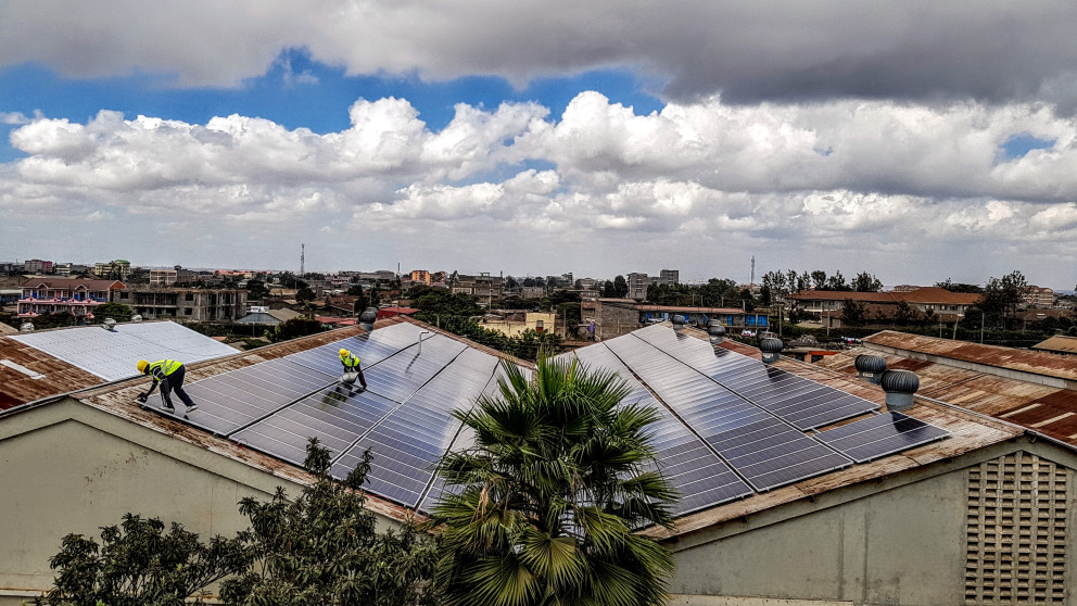 Solardächer in Kenia: Immer mehr Regierungen verschreiben sich der Idee des "grünen Wachstums".
