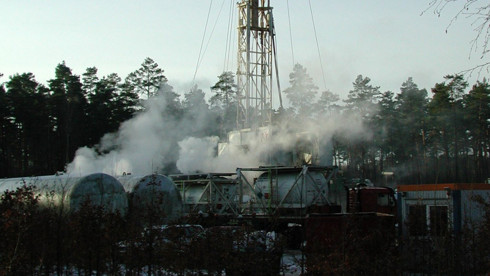 Die Geothermie-Forschungsplattform Groß Schönebeck liegt 50 Kilometer nordöstlich von Berlin .
