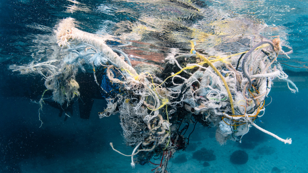 Fischernetz und Plastikmüll im Meer