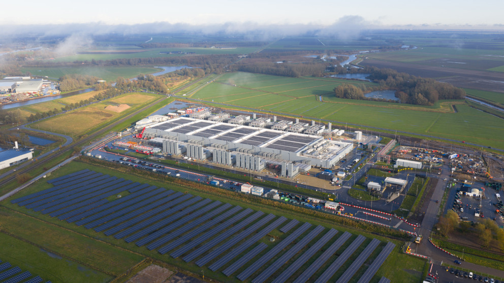 Der Betrieb von Rechenzentren mit Solarstrom kann einen erheblichen Beitrag zur Emissionsminderung beitragen, ist aber aufgrund des hohen und kontinuierlichen Energiebedarfs eine Herausforderung.