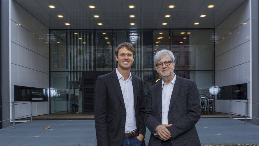 ENavi-Sprecher Ortwin Renn (rechts) und ENavi-Geschäftsführer Stefan Stückrad (links) vor dem Berliner Effizienzhaus Plus des Bundesumweltministeriums.