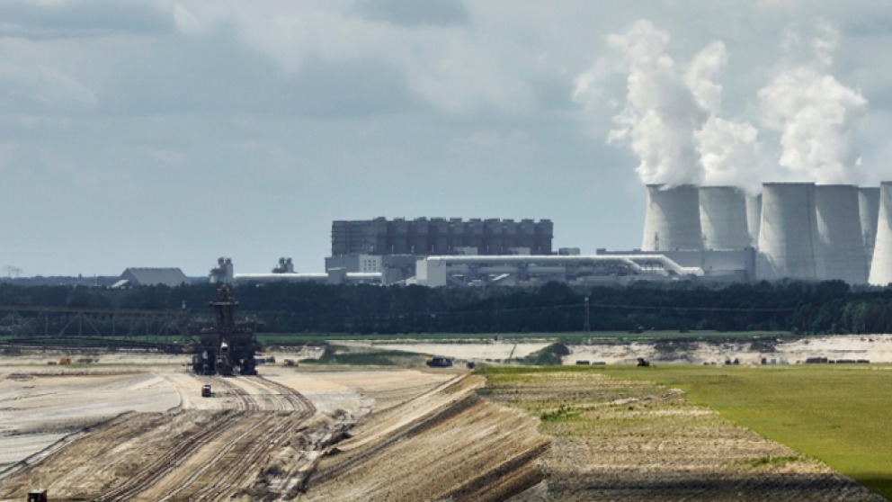 Braunkohletagebau und Kohlekraftwerk Die Kohle verliert zumindest in China derzeit etwas an Bedeutung. In diesem Brandenburger Kraftwerk dampfen die Kühltürme noch. Doch wie lange noch, darüber wird derzeit intensiv gestritten. ©istock/delectus