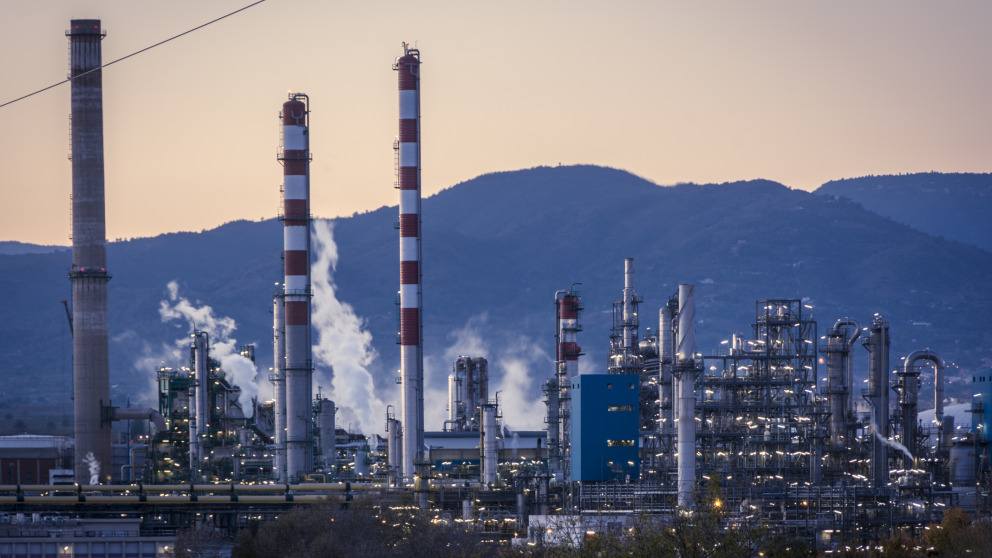 Carbon dioxide – a greenhouse gas emitted, for instance, in oil refineries – can be used as a raw material in industry. However, the process often consumes a lot of energy. 