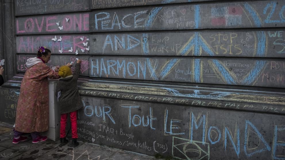 Schmetterlinge und Friedenssymbole auf einer Graffitiwand. Wie ein demokratischer Gesellschaftswandel hin zu mehr Nachhaltigkeit gelingen kann, untersucht das Projekt „Governance und Partizipation“.