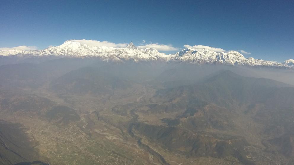 Nepal leidet unter starker Luftverschmutzung. Nur die Gipfel rund um den Annapurna – der zehnthöchste Berg der Erde – überragen den Smogschleier. Das Projekt untersucht, wie sich  Luftschadstoffe auf das regionale Klima auswirken.