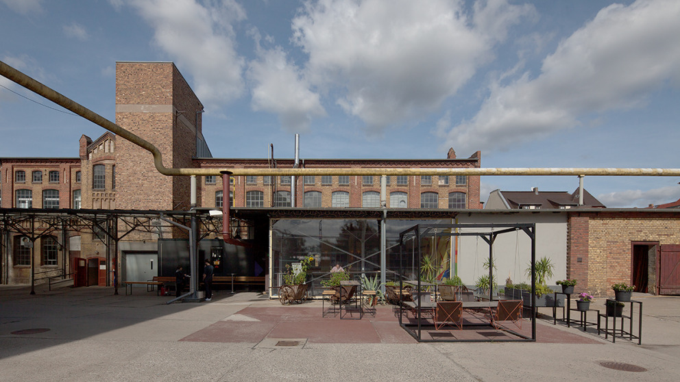 The Socio-cultural Centre (SKZ) Telux in Weißwasser is an example of successful structural transformation. The former glass factory has been transformed into a multifaceted space that combines the old and the new.