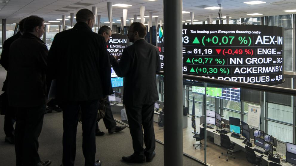 Brokers at the Paris stock exchange monitor markets in Belgium, France and Portugal. The DOLFINS project conducts research for the development of models and scenarios for a sustainable financial system.