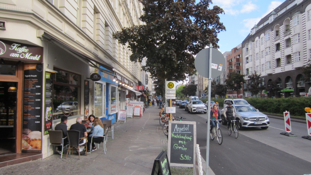 Cafés and shops on Kottbusser Damm in Berlin-Kreuzberg: only 7 per cent of customers come by car. 