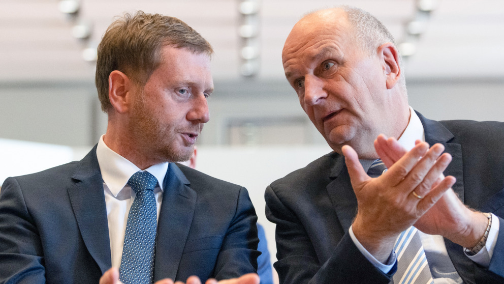 Wahlsieger mit Verlusten: Die Ministerpräsidenten Michael Kretschmer und Dietmar Woidke werden wahrscheinlich im Amt bleiben. 