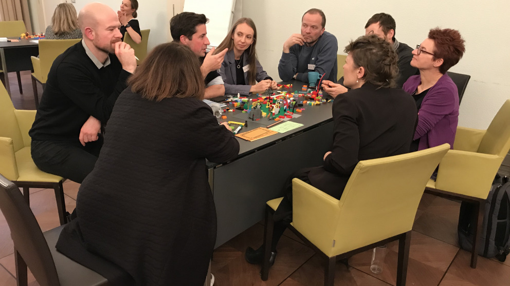 Die Teilnehmerinnen und Teilnehmer arbeiteten mit Lego-Bausteinen, um Labs als demokratische Innovationen mithilfe von Prototypen zu analysieren und weiterzuentwickeln.