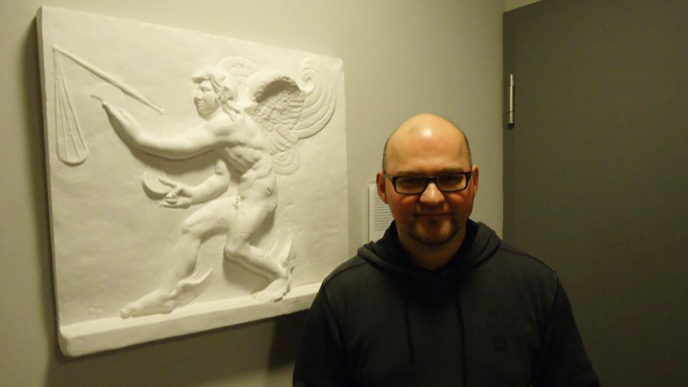 Alexander Neupert-Doppler vor einer Kairós-Statue.