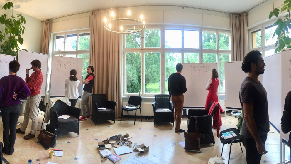 Teilnehmende bei einer “Research-and Draw”-Sitzung am IASS. Quelle: Sabine Soeder Teilnehmende bei einer “Research-and Draw”-Sitzung am IASS. (c) Sabine Soeder