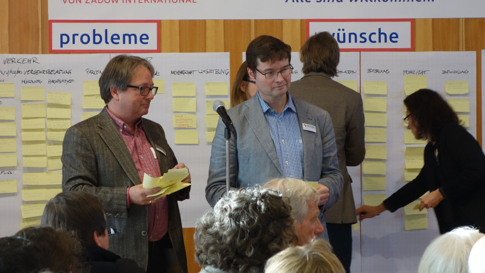 Citizens discuss the planning of Norderstedt’s new housing project “Grüne Heyde” during a workshop.