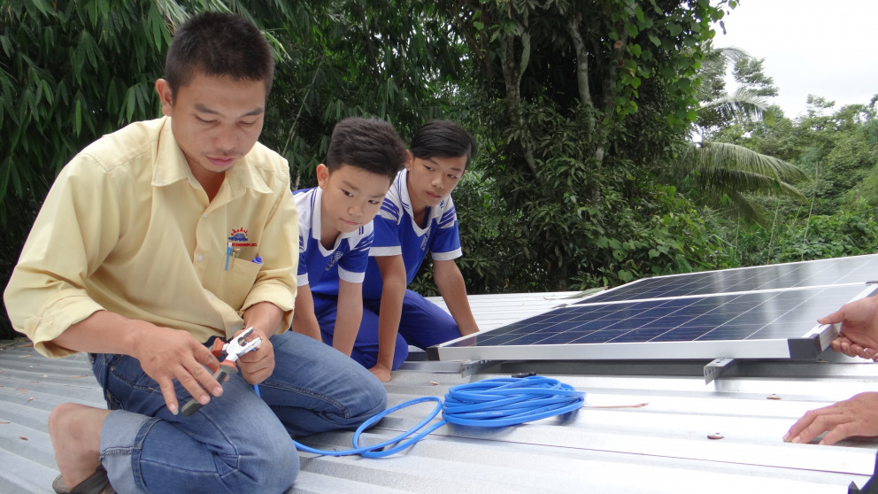 Erneuerbare Energien schaffen nachhaltige Arbeitsplätze und kurbeln in ländlichen Gebieten, die nicht an das Stromnetz angeschlossen sind, die Entwicklung an – wie hier in einem Dorf in Vietnam. 