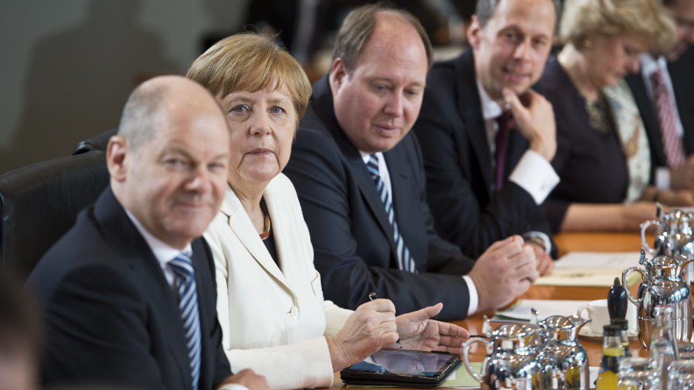 Ziehen die Bundesministerien an einem Strang? Finanzminister Olaf Scholz, Kanzlerin Angela Merkel und Kanzleramtschef Helge Braun bei der ersten Kabinettssitzung der neuen Bundesregierung nach den Wahlen 2017.
