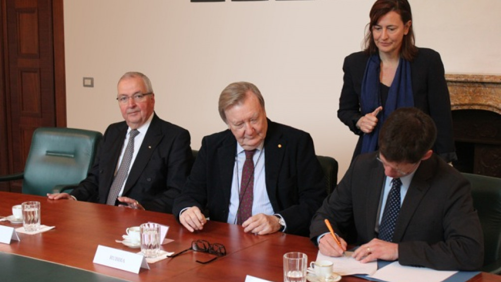 Unterzeichnung in der Botschaft Italiens: Maria Cristina Messa (CNR), Francesco Profumo und Michele Valensise; Klaus Töpfer, Carlo Rubbia, und Mark Lawrence (alle drei IASS). Fotos: Bernadelli/IASS