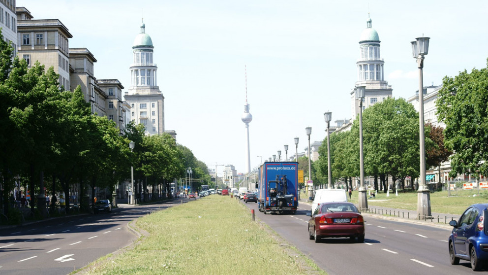 In Berlin gibt es Streit um die Umwandlung einiger Parkplätze an der Karl-Marx-Allee in einen Grünstreifen.