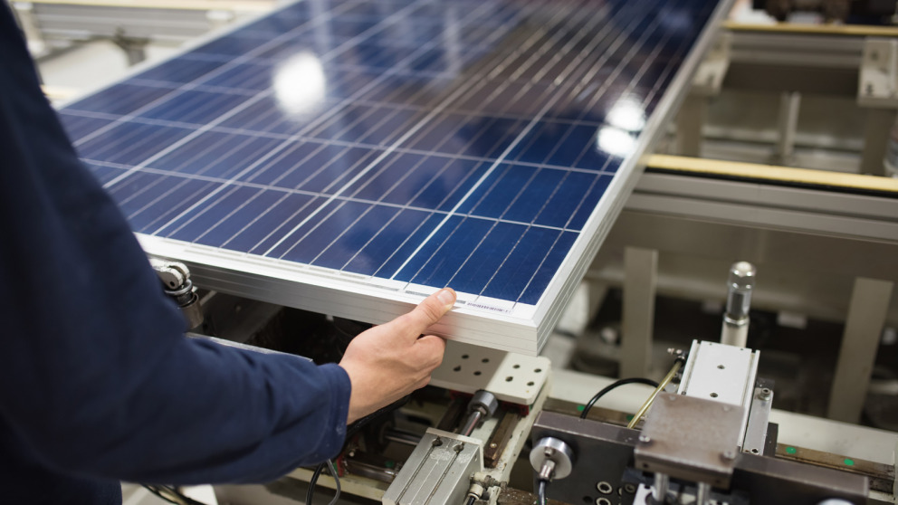 Die Produktion von Solarpaneelen wird zunehmend automatisiert, erfordert aber immer noch eine beträchtliche Anzahl von Arbeitskräften. 