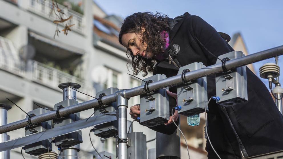 IASS-Wissenschaftlerin Erika von Schneidemesser an einer Messstation in Berlin. © IASS/Rolf Schulten 