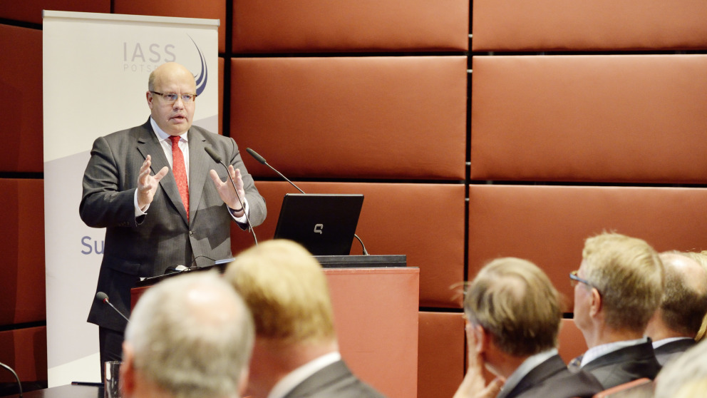 Bundesumweltminister Peter Altmaier spricht über die Energiewende. Foto: Ingenweyen/IASS Bundesumweltminister Peter Altmaier spricht über die Energiewende. Foto: Ingenweyen/IASS