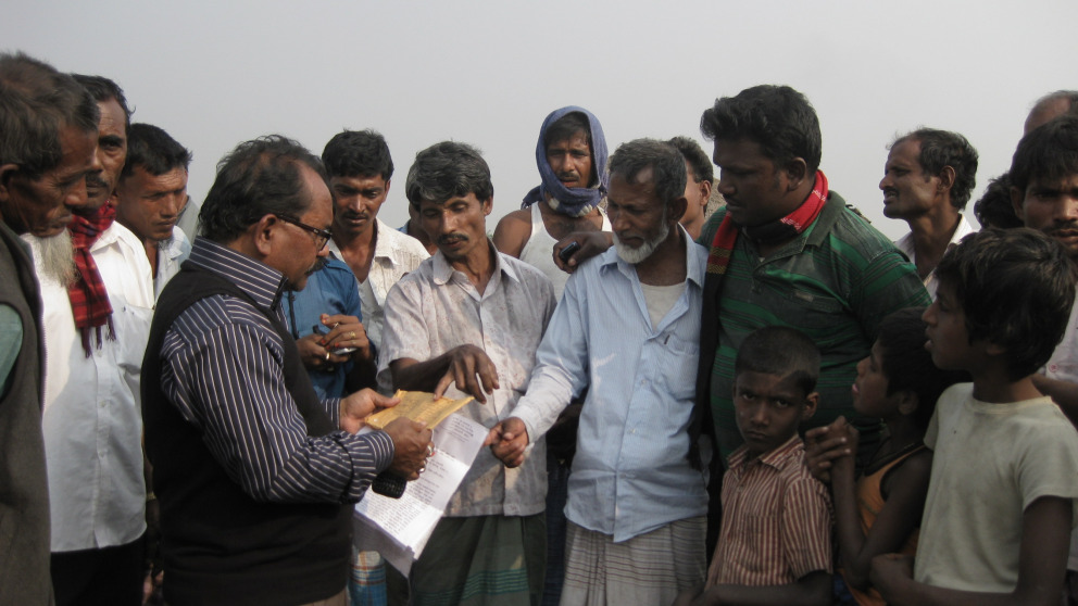 Diskussion juristischer Dokumente in Bangladesch. Die illegale Eintragung von Landrechten ist ein verbreitetes Problem. © Judith Rosendahl