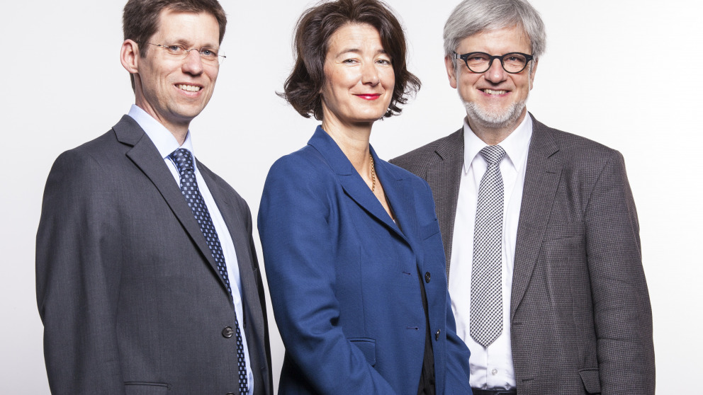 Unter der Leitung von Mark Lawrence, Patrizia Nanz und Ortwin Renn (v.l.) konzentrieren sich die Wissenschaftler des IASS künftig auf drei politische Prozesse – die Energiewende sowie die Umsetzung der UN-Nachhaltigkeitsziele und des Pariser Klimaabkommens. © IASS/Hendrik Rauch Unter der Leitung von Mark Lawrence, Patrizia Nanz und Ortwin Renn (v.l.) konzentrieren sich die Wissenschaftler des IASS künftig auf drei politische Prozesse – die Energiewende sowie die Umsetzung der UN-Nachhaltigkeitsziele und des Pariser Klimaabkommens. © IASS/Hendrik Rauch
