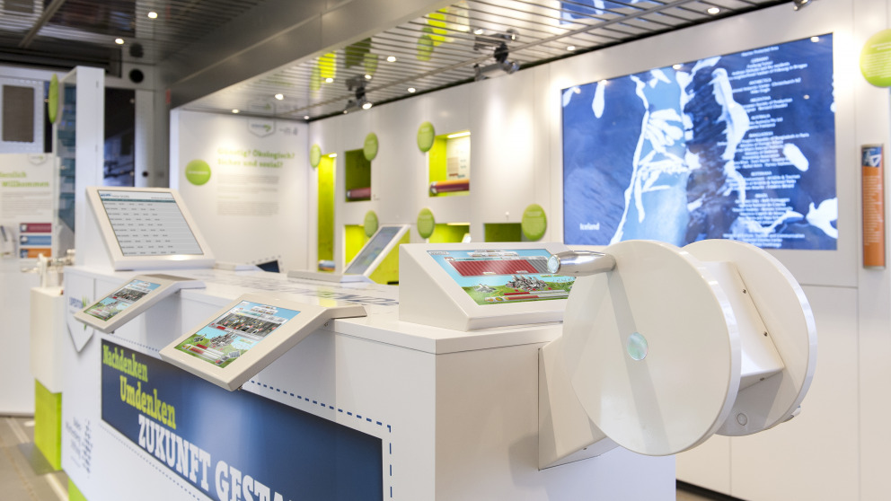 Beim interaktiven Netz-Spiel können Besucher einen Eindruck davon bekommen, wie ein intelligentes Netz funktionieren würde. © Baden-Württemberg Stiftung Beim interaktiven Netz-Spiel können Besucher einen Eindruck davon bekommen, wie ein intelligentes Netz funktionieren würde. © Baden-Württemberg Stiftung