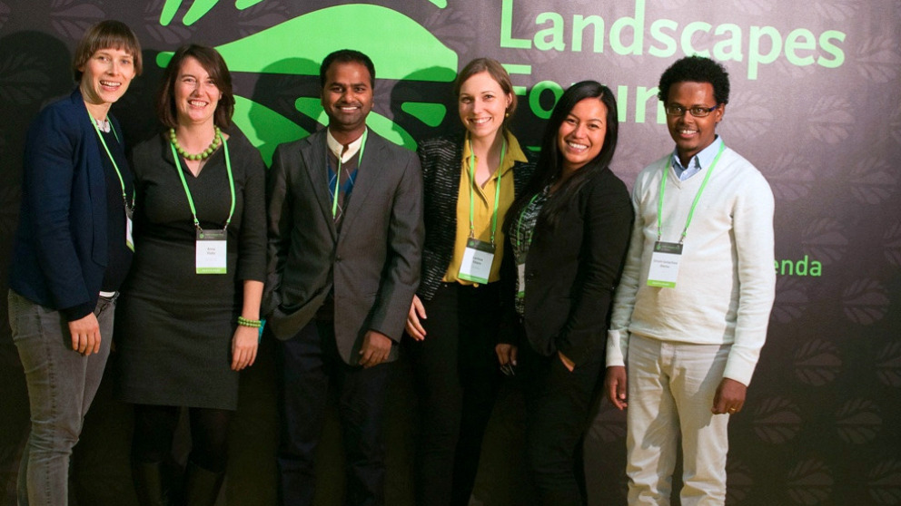 IASS-Mitarbeiter diskutierten Landnutzungsfragen auf dem Global Landscapes Forum in Paris. Hannah Janetschek, Anne Flohr, Keerthi Kiran Bandru, Larissa Stiem, Ivonne Lobos Alva und Girum Getachew Alemu (v.l.n.r). © IASS/Carolin Sperk IASS-Mitarbeiter diskutierten Landnutzungsfragen auf dem Global Landscapes Forum in Paris. Hannah Janetschek, Anne Flohr, Keerthi Kiran Bandru, Larissa Stiem, Ivonne Lobos Alva und Girum Getachew Alemu (v.l.n.r). © IASS/Carolin Sperk
