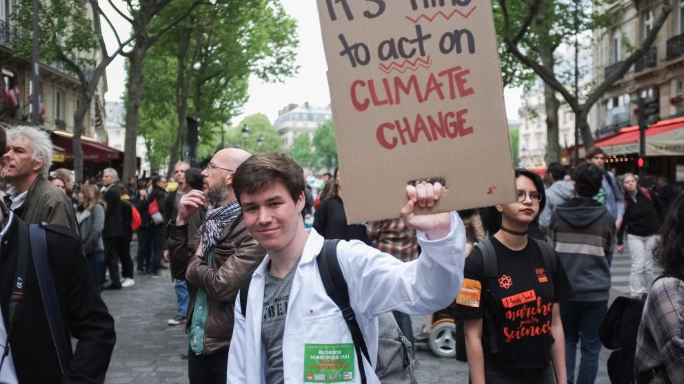Demokratische Beteiligung bringt den Klimaschutz voran. Weil wissenschaftliche Erkenntnisse zunehmend infrage gestellt werden, protestierten beim March for Science am 22. April 2017 Menschen in Paris und weiteren Städten für die Freiheit der Forschung. © Augustin Le Gall/HAYTHAM-REA/laif 