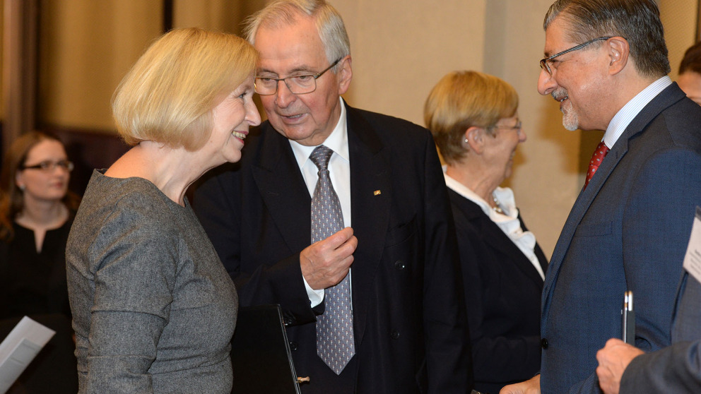 Klaus Töpfer mit Bundesbildungsministerin Johanna Wanka und Adnan Z. Amin (Generaldirektor von IRENA). (c) IASS/David Ausserhofer