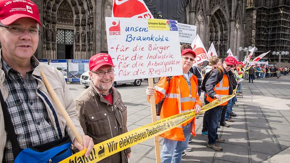 Rund 500 Demonstranten versammelten sich am 21. Mai 2015 in Köln, um gegen die Klimaabgabe auf ältere Kraftwerke Stellung zu beziehen. Mit einer Menschenkette um den Kölner Dom und der Verteilung von Braunkohle-Tütchen machten sie auf sich aufmerksam. © Markus Feger Rund 500 Demonstranten versammelten sich am 21. Mai 2015 in Köln, um gegen die Klimaabgabe auf ältere Kraftwerke Stellung zu beziehen. Mit einer Menschenkette um den Kölner Dom und der Verteilung von Braunkohle-Tütchen machten sie auf sich aufmerksam. © Markus Feger