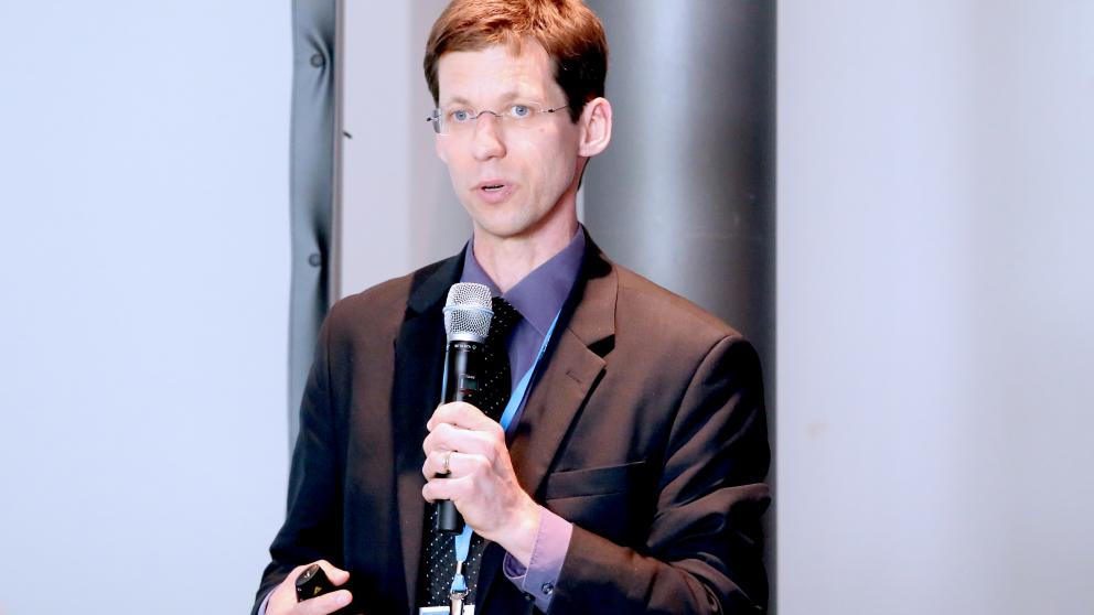 Mark Lawrence sagte in seinem Vortrag, dass Feinstaub die Ursache von jährlich rund vier Millionen vorzeitigen Todesfällen sei. © IISD Mark Lawrence sagte in seinem Vortrag, dass Feinstaub die Ursache von jährlich rund vier Millionen vorzeitigen Todesfällen sei. © IISD