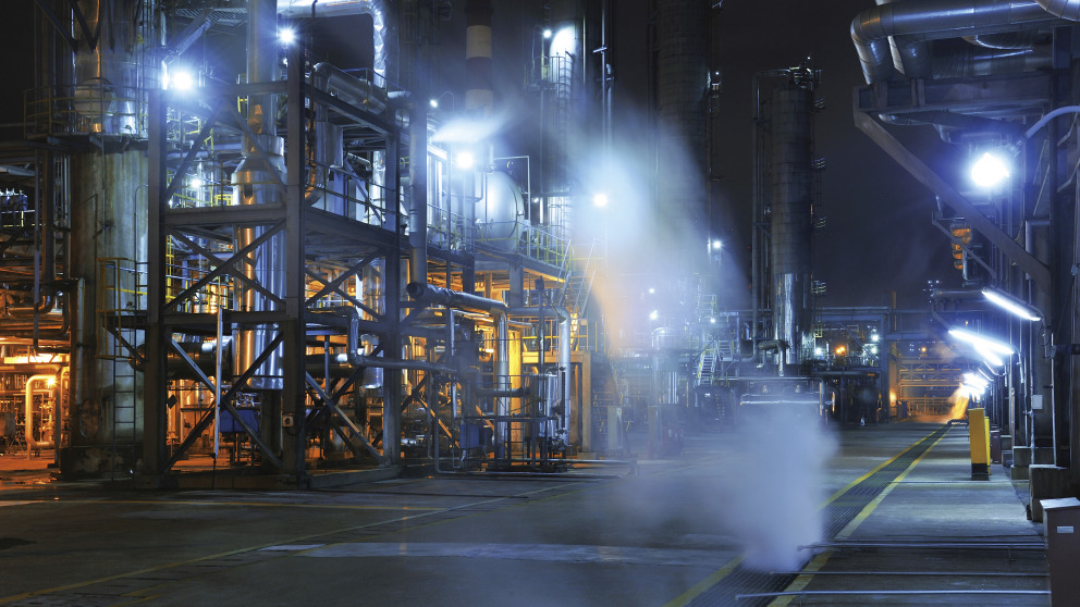 Übertragungspipelines in einer Öl- und Gasaufbereitungsanlage. © istock/zorazhuang