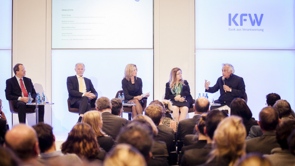 Teilnehmer der Podiumsdiskussion (v.l.n.r.) - R. Andreas Kraemer, Rainer Baake, Melinda Crane, Héla Cheikhrouhou, Jairam Ramesh. KfW Bankengruppe/Jan Zappner, Raum 11