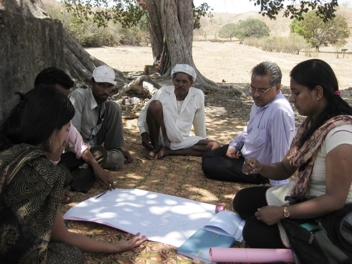 Eine lokale zivilgesellschaftliche Organisation bei der Abbildung und Diskussion der Ressourcennutzung in einem Dorf in Rajasthan, Indien. © Judith Rosendahl