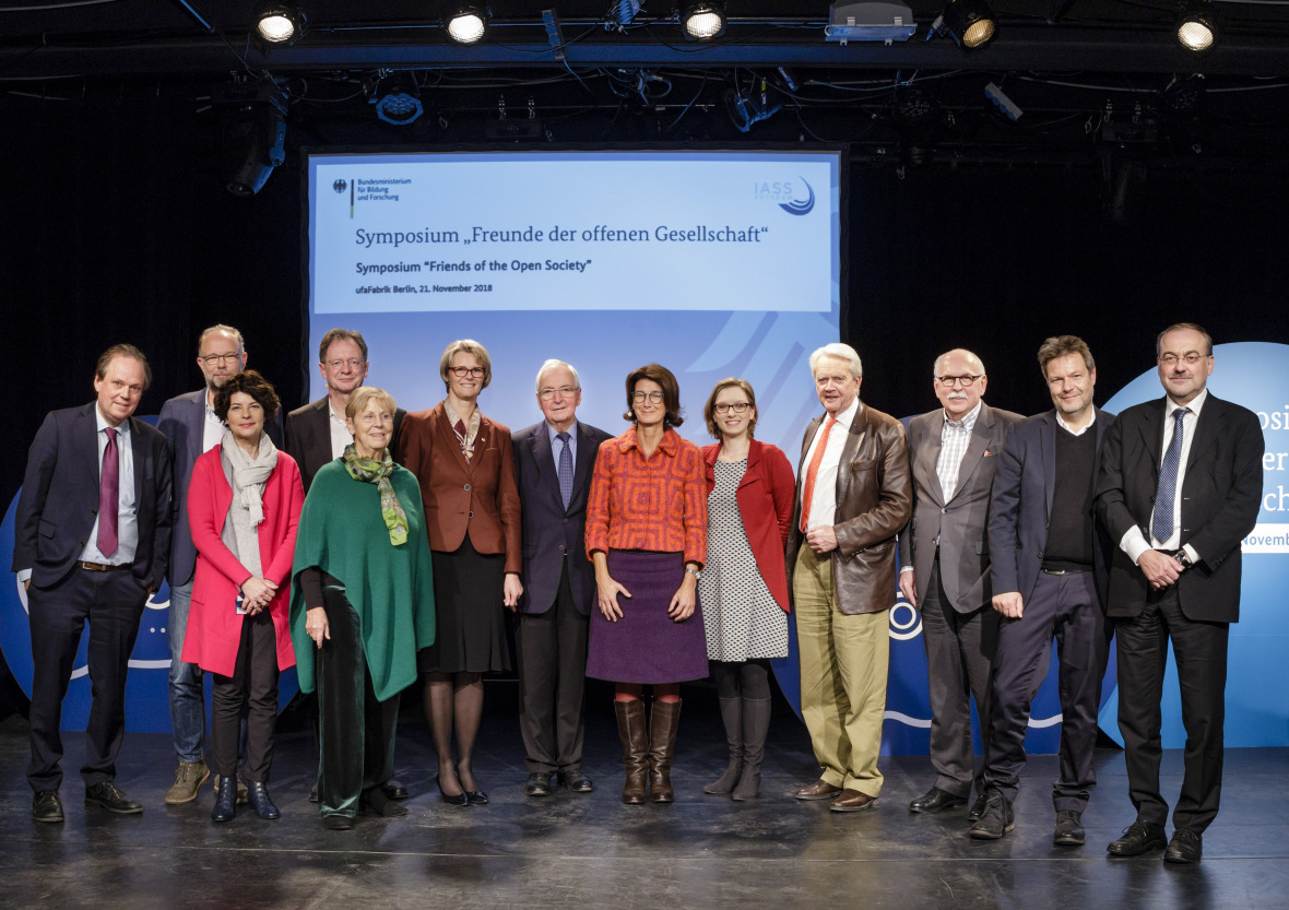 Symposium guests (f.l.t.r.): Jürgen Renn, Bernd Ulrich, Petra Grimm, Alexander Müller, Mechthild Töpfer, Anja Karliczek, Klaus Töpfer, Patrizia Nanz, Lisa Herzog, William K. Reilly, Matthias Kleiner, Robert Habeck and Thomas Bauer.