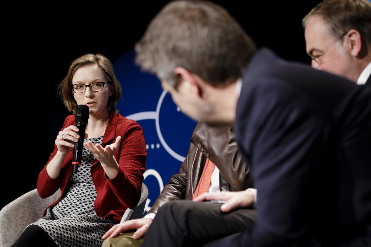 Lisa Herzog: „Wissenschaftliches Wissen ist nur eine Art relevanten Wissens; es übrigens auch nicht unbedingt die Wissensform, die die Menschen am besten zu politischem Handeln motivieren kann.“ 