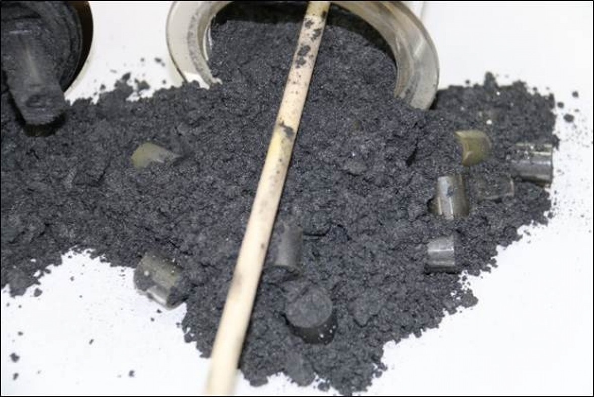 Beim Methan-Cracken entsteht als Nebenprodukt fester schwarzer elementarer Kohlenstoff. © KIT