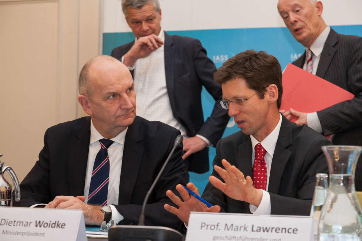 IASS-Direktor Mark Lawrence im Gespräch mit Brandenburgs Ministerpräsident Dietmar Woidke.