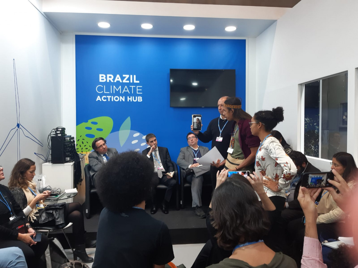 Guaraní Youth kämpfen darum, der Delegation der Brasilianischen Regierung gehört zu werden