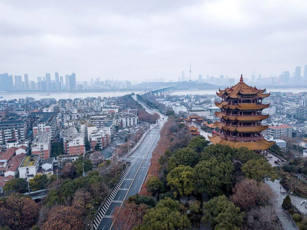 Wuhan-Huanghe-Turm und Changjian-Brücke 