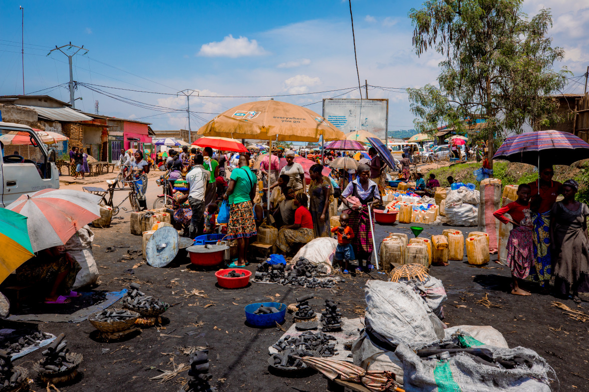 Natalia Realpe Carrillo, Klaus Töpfer Sustainability Fellow 2020, conducted a baseline needs assessment in Burundi with the local NGO, ILOFEM. The photo, taken by Pacifique HIMBAZA for the project, shows a local market where charcoal and oil cans are sold. 