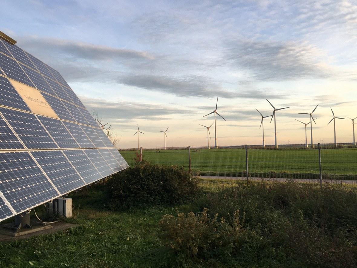 Feldheim Photovoltaik und Windturbinen am Horizont